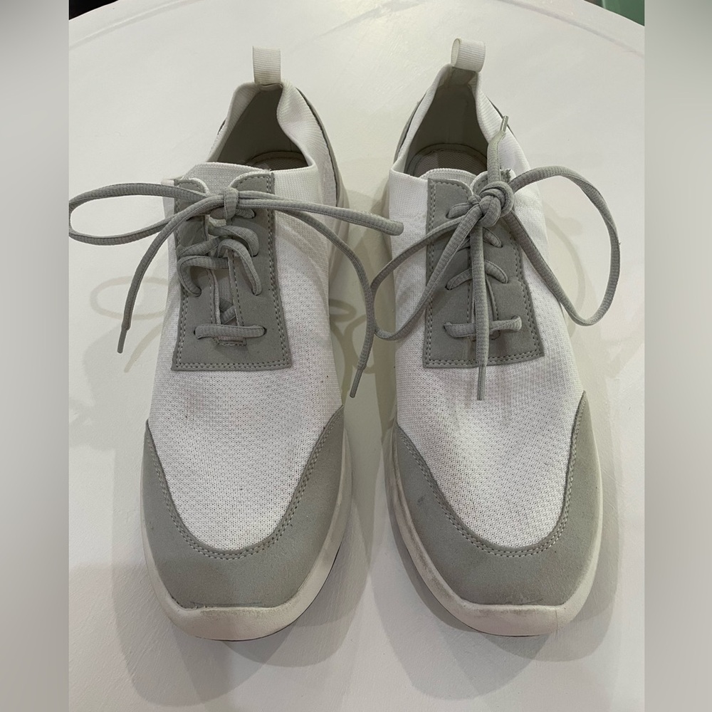 Steve Madden Men’s size 11 white gray Traveler style